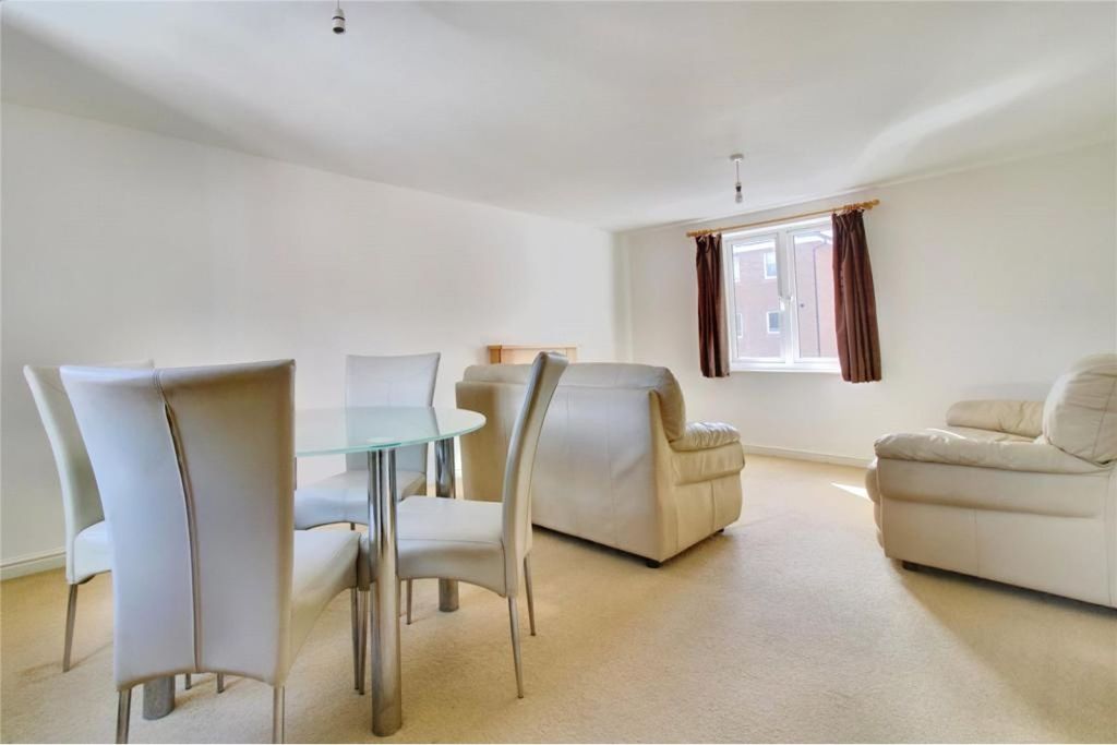 2 bed flat for salePadstow Road, Swindon SN2 photo 3