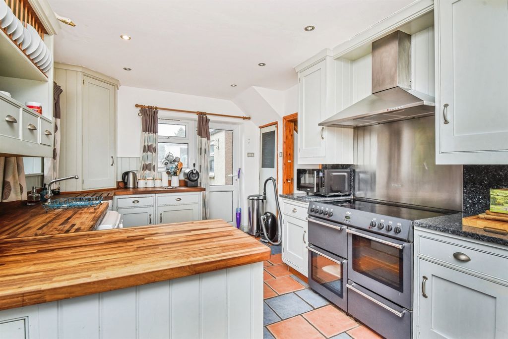 3 bed semi-detached house for saleSandfield, West Lavington, Devizes SN10