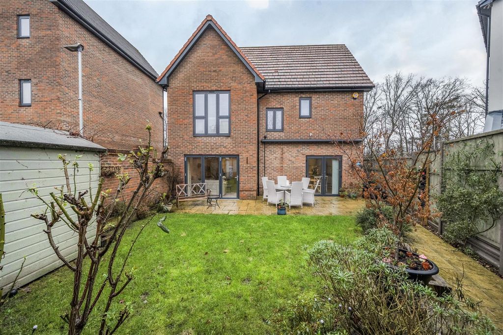 Additional image 18 of 3 bed detached house for saleStirling Close Crowthorne, Berkshire RG45