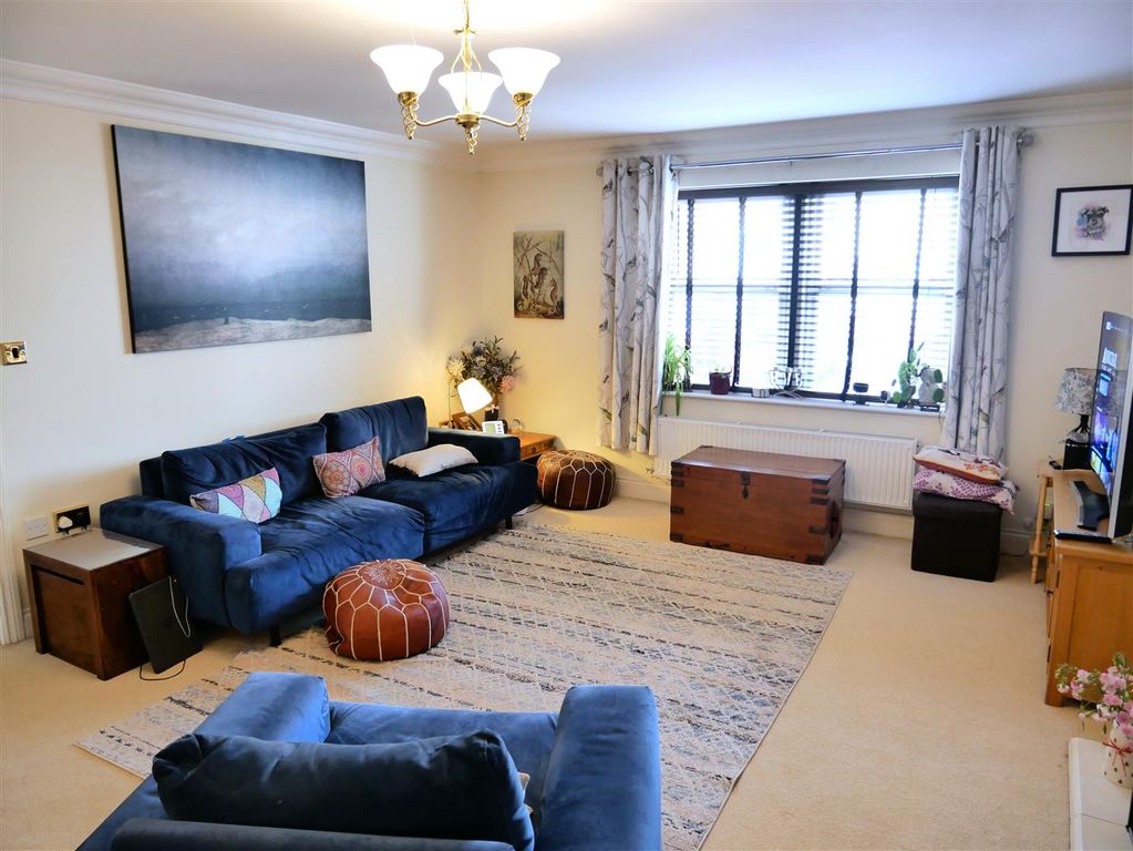 3 bed semi-detached house for saleEdreds Court, The Green, Calne SN11