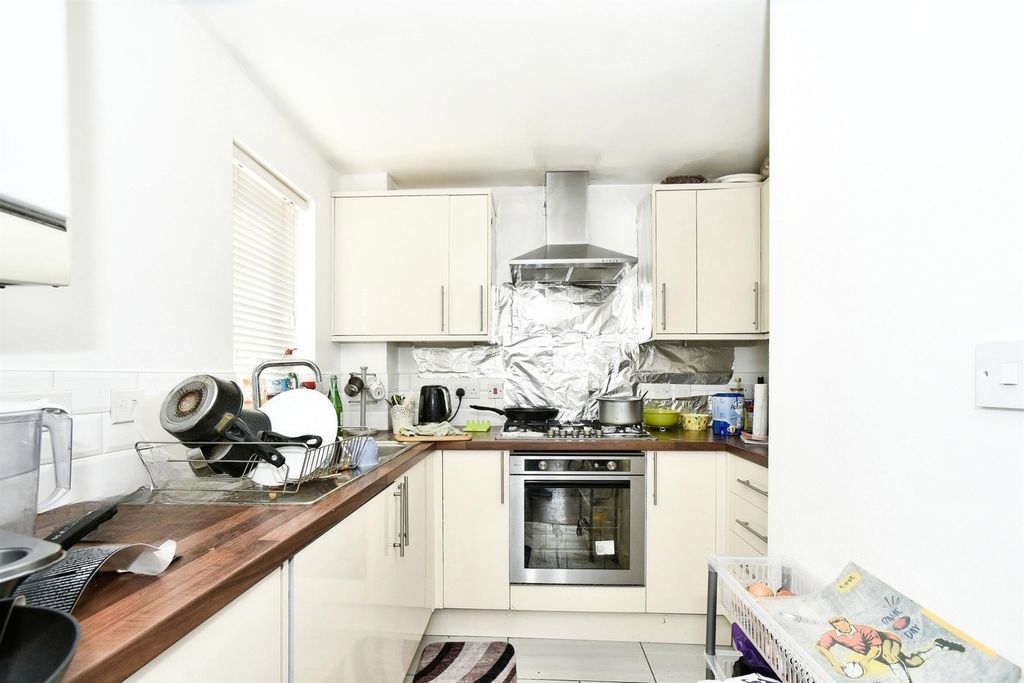 Additional image 5 of 2 bed flat for saleTwickenham Close, Swindon SN3