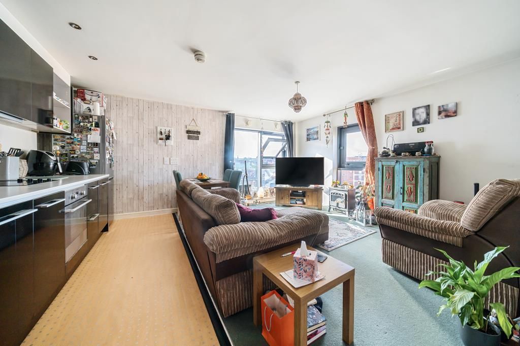 2 bed flat for saleSwindon, Wiltshire SN1 photo 4