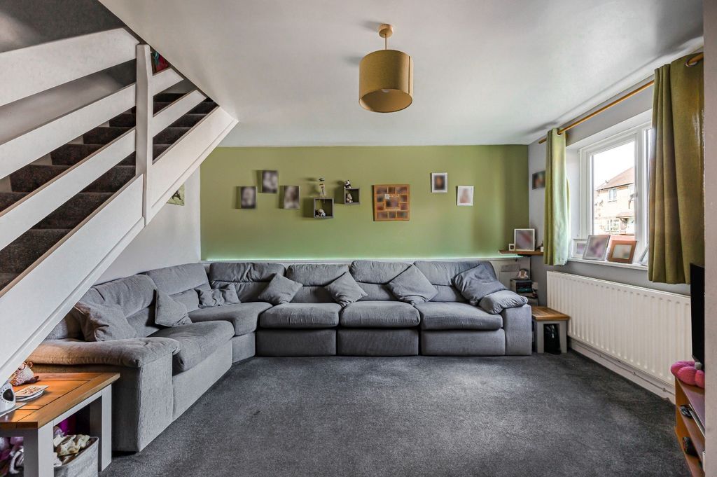 3 bed terraced house for saleMortimer Close, Shaw, Swindon SN5 photo 2