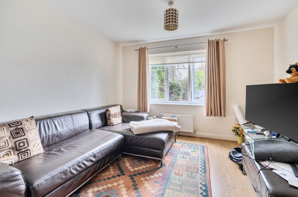 2 bed flat for saleWindermere Gate, Bracknell, Berkshire RG12 photo 3