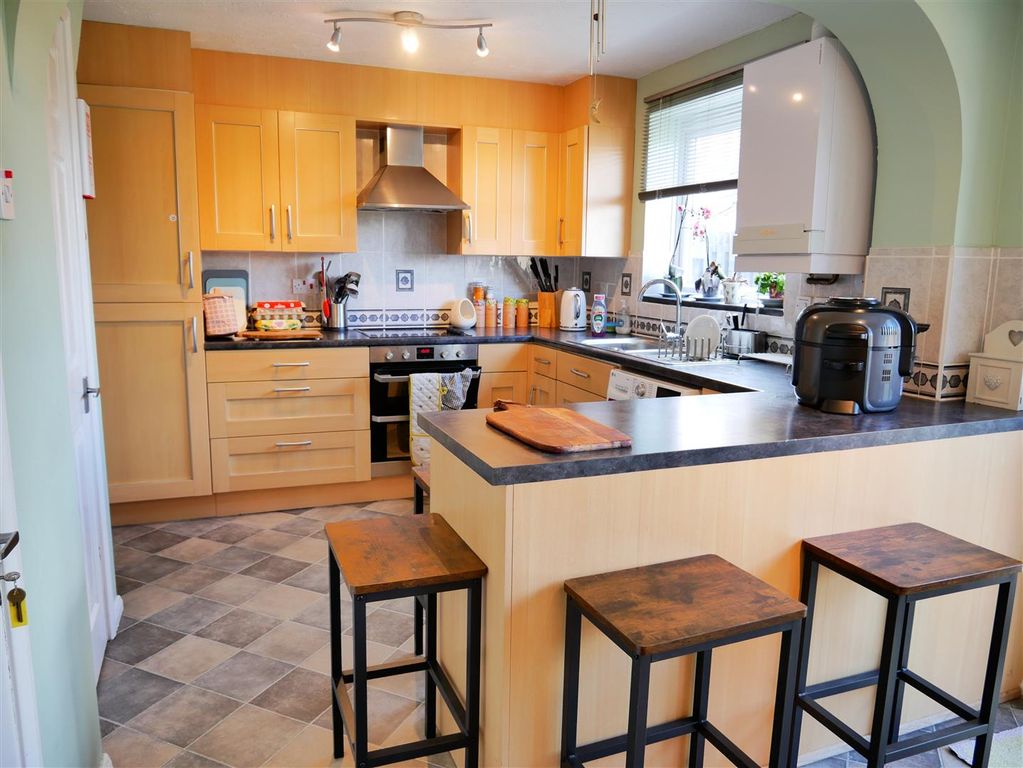 3 bed detached house for saleWesterham Walk, Calne SN11 photo 2
