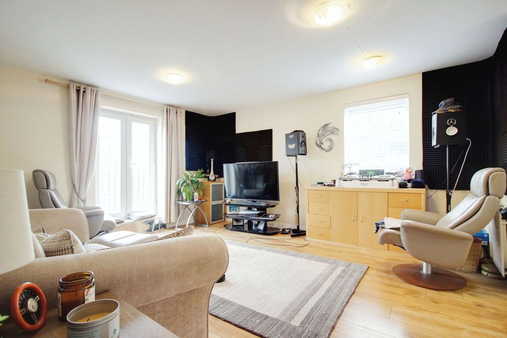 2 bed flat for saleDeneb Drive, Oakhurst SN25 photo 2