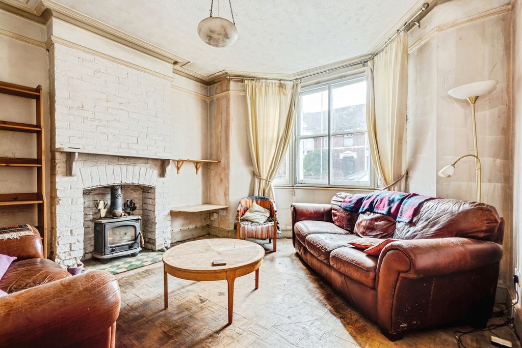 Additional image 2 of 4 bed semi-detached house for saleKingshill Road, Swindon, Wiltshire SN1