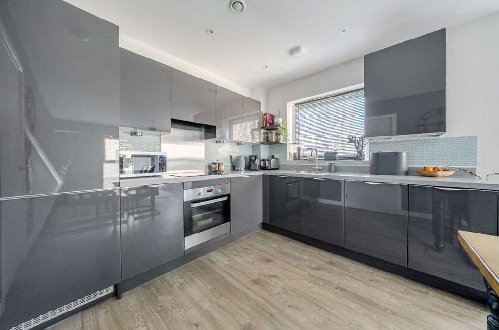 Additional image 15 of 2 bed flat for saleBroad Lane, Bracknell, Berkshire RG12