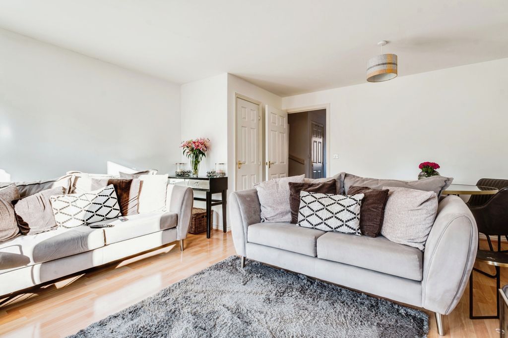 Additional image 3 of 4 bed town house for saleSandbourne Road, Swindon, Wiltshire SN25