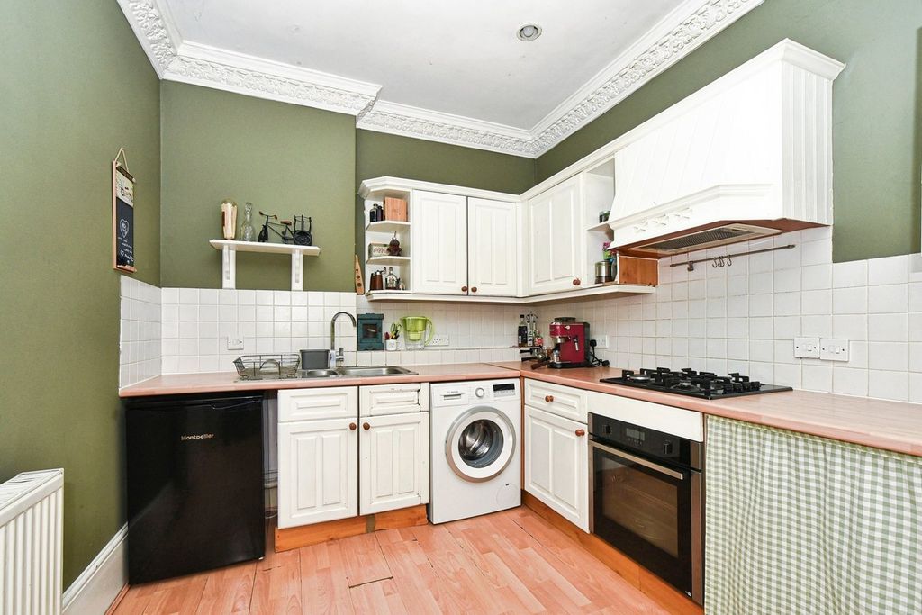 1 bed flat for saleWeyhill, Andover SP11 photo 5