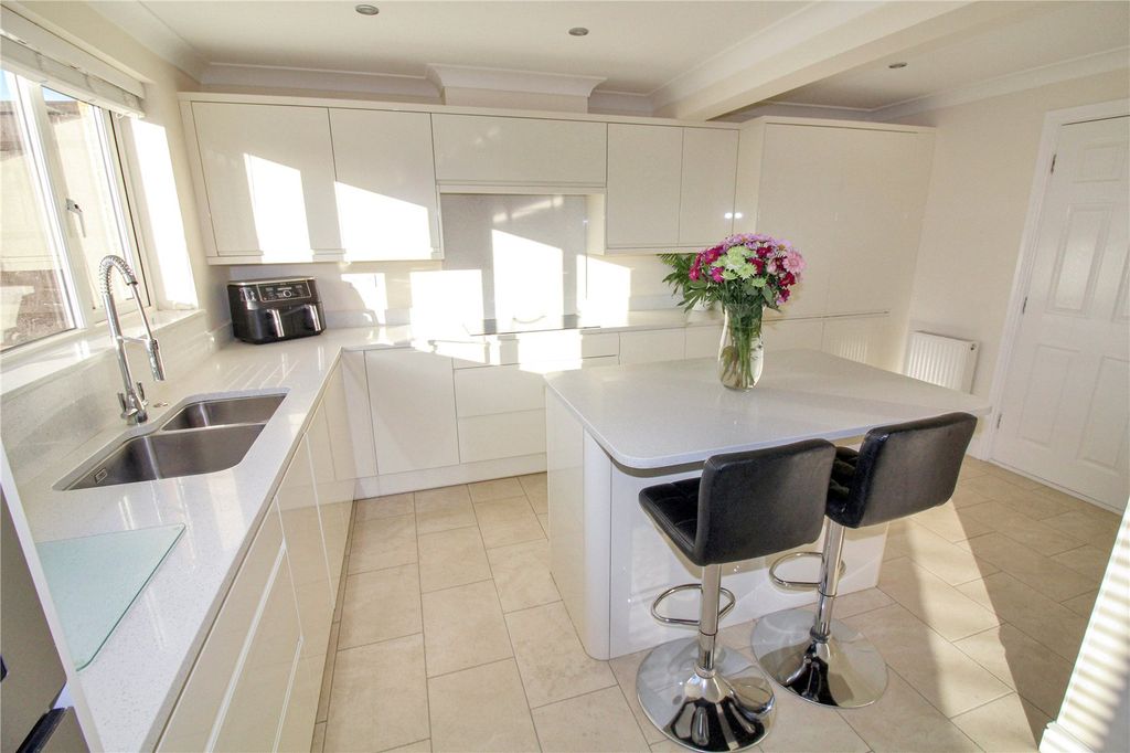 4 bed detached house for saleWright Close, St Andrews Ridge, Swindon SN25 photo 4