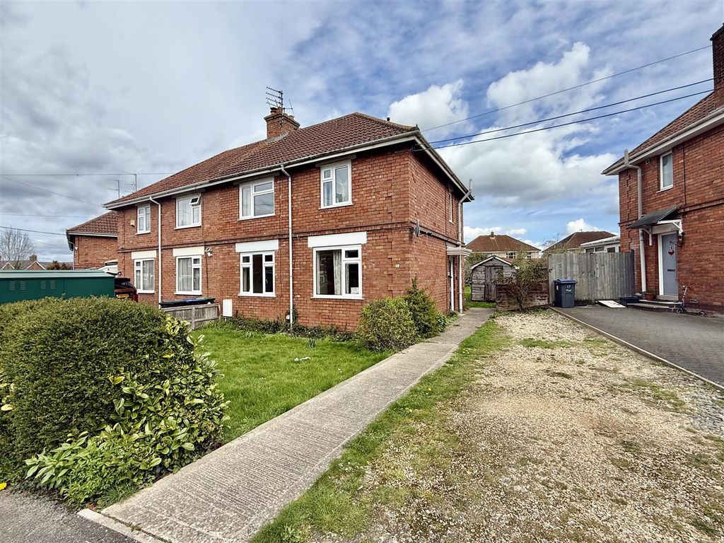 3 bed semi-detached house for saleThe Crescent, Westbury BA13