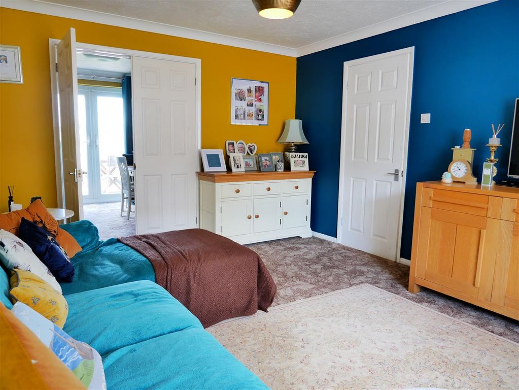 3 bed detached house for saleWesterham Walk, Calne SN11 photo 3