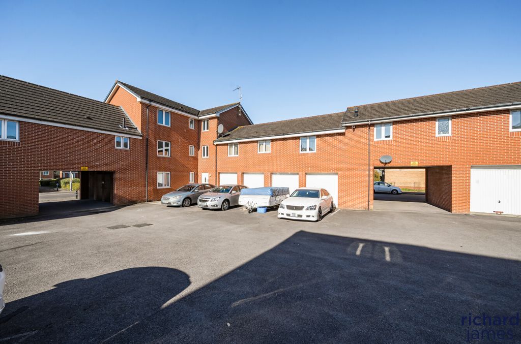 2 bed flat for salePadstow Road, Churchward, Swindon SN2