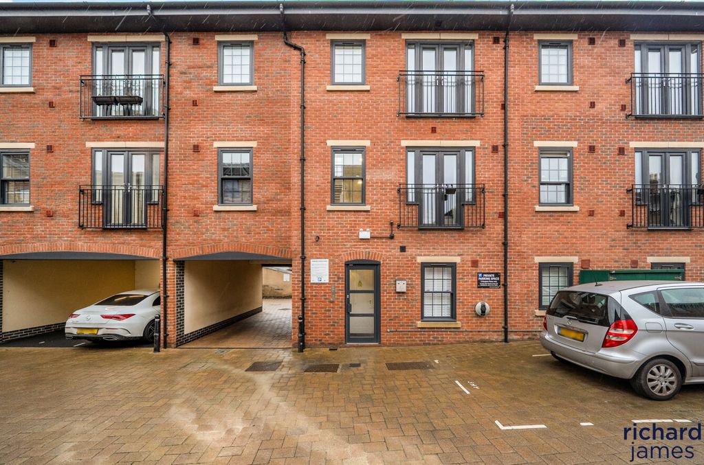 2 bed flat for saleOld Brewery Lane, Swindon SN1