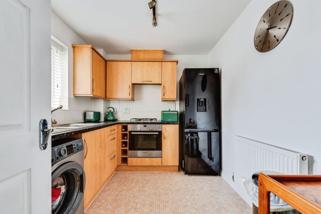 2 bed flat for salePiernik Close, Swindon SN25 photo 2