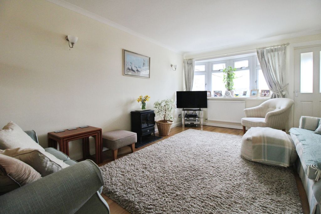3 bed link detached house for saleWaylands, Cricklade SN6 photo 3