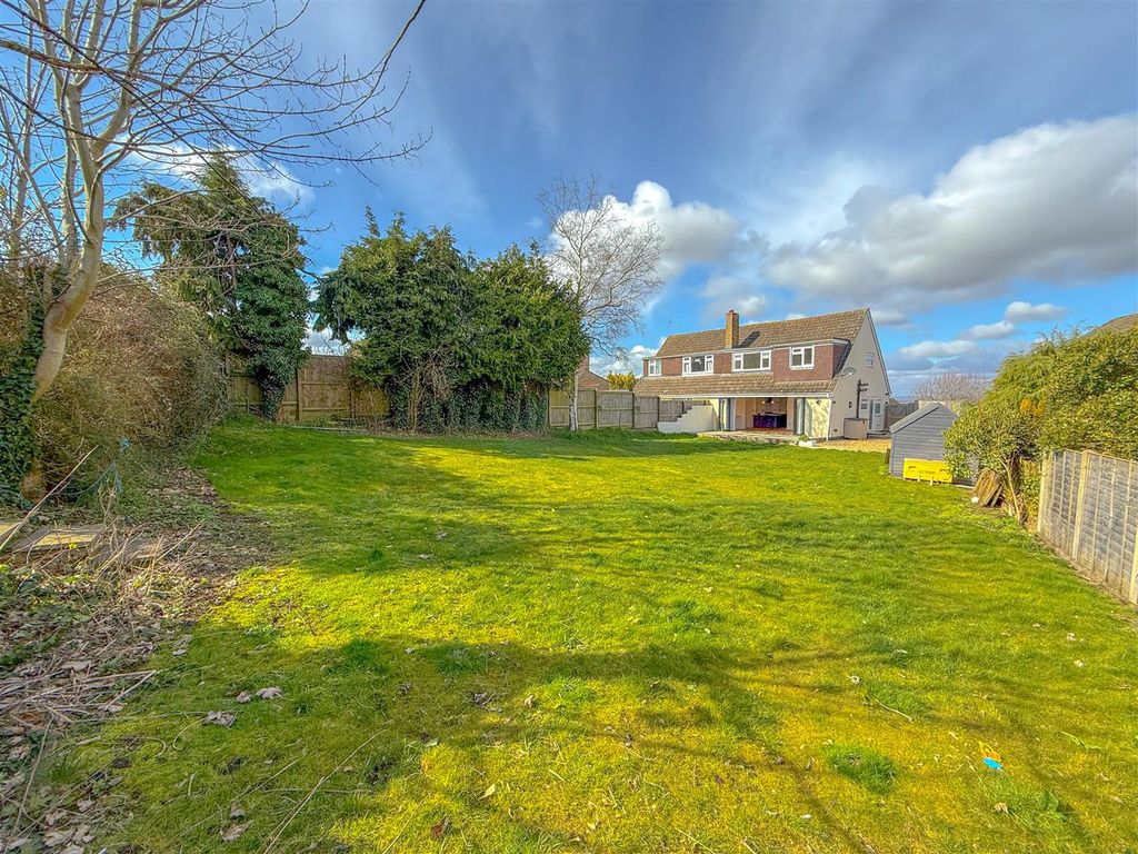 3 bed semi-detached house for saleMalthouse Close, Blunsdon, Swindon SN26