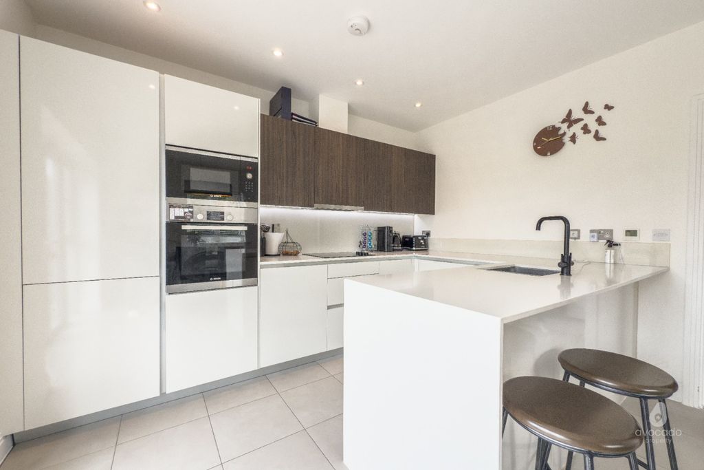 4 bed semi-detached house for saleTeasel Down, Warfield, Berkshire RG42 photo 3