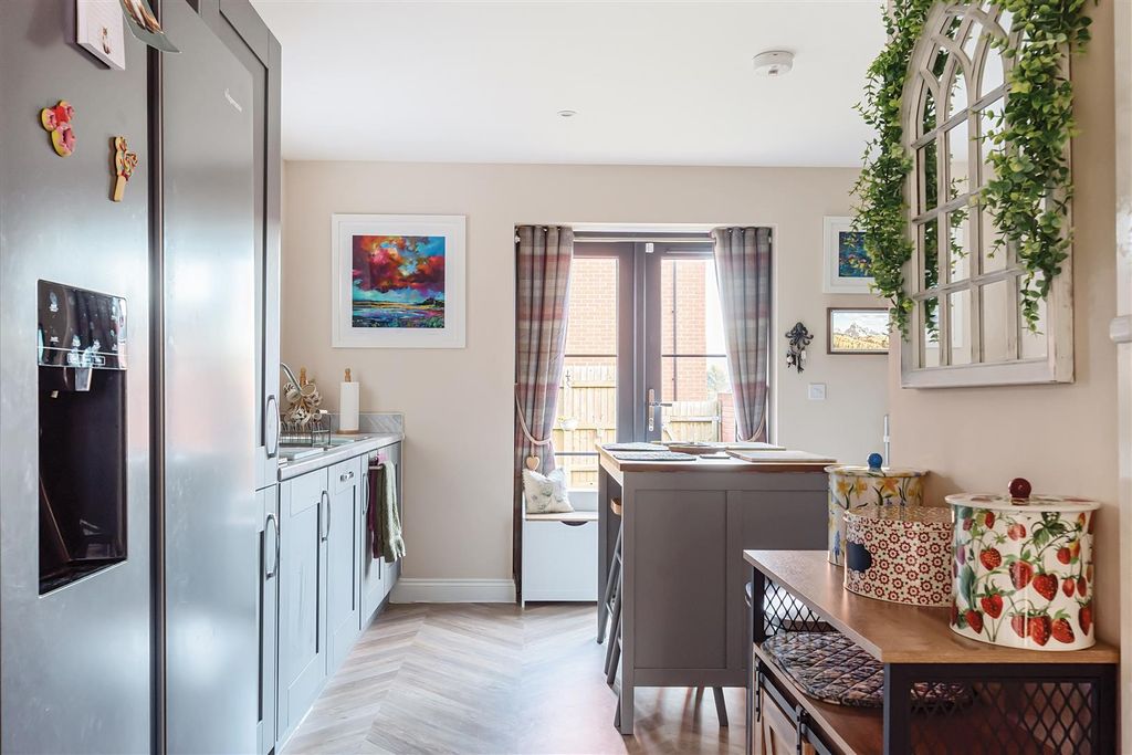 5 bed detached house for saleStrawberry Fields, Easterton, Devizes SN10 photo 5