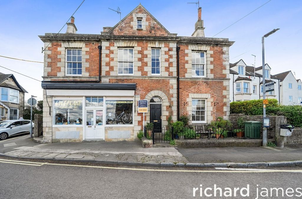3 bed terraced house for saleHigh Street, Purton, Purton SN5