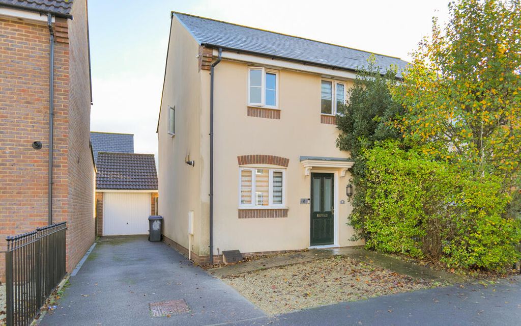 3 bed semi-detached house for saleHawthorn Road, Melksham SN12
