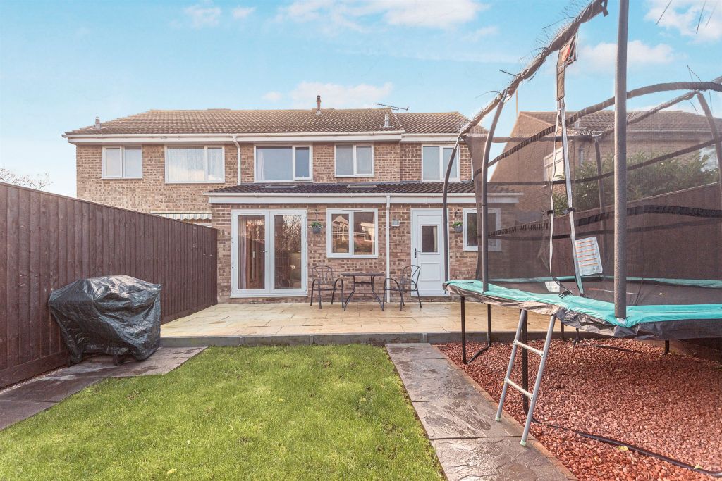 4 bed semi-detached house for saleSevenfields, Highworth, Swindon SN6 photo 2