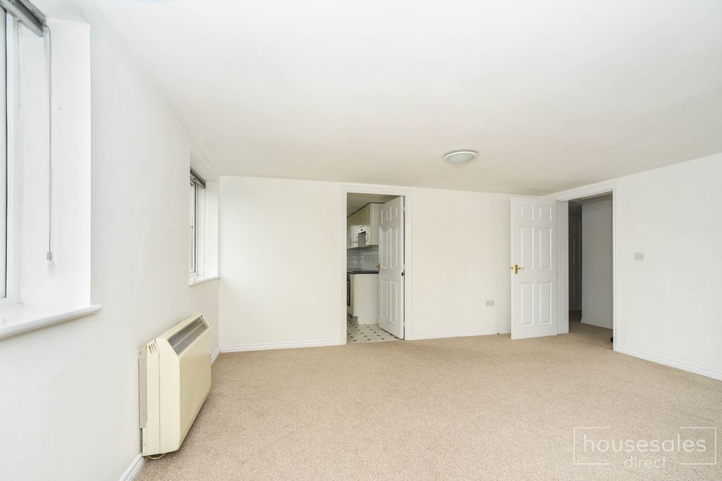 2 bed flat for salePadstow Road, Swindon SN2 photo 2