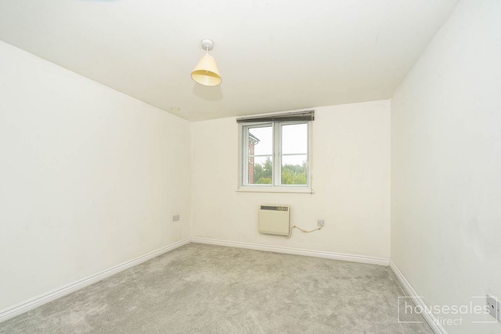 2 bed flat for salePadstow Road, Swindon SN2 photo 5