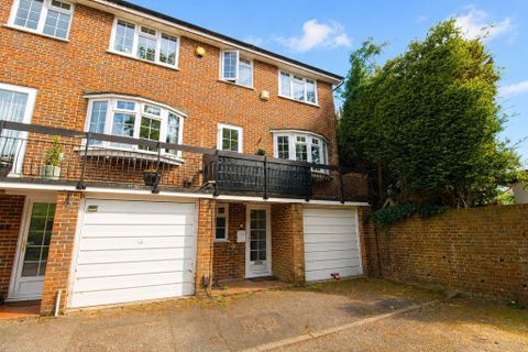 Outwood Lane, Chipstead, Coulsdon CR5