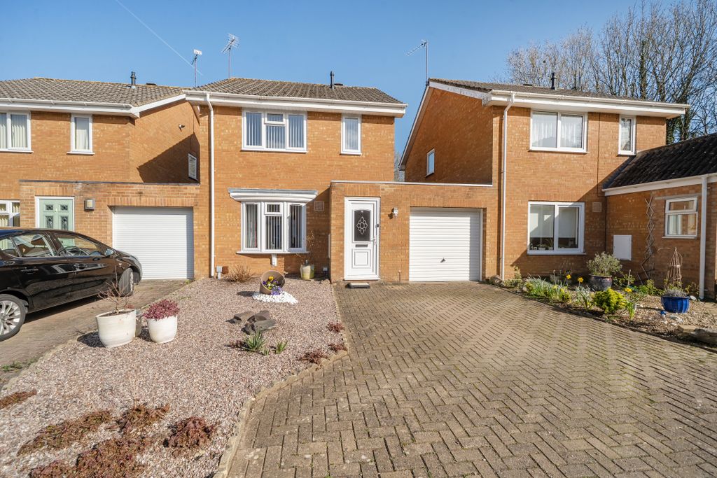 3 bed detached house for sale6, Ashburnham Close, Freshbrook, Swindon SN5