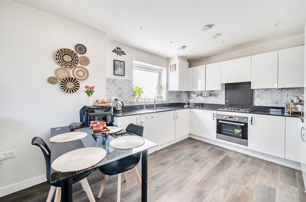 Additional image 3 of 2 bed flat for saleBroad Lane, Bracknell RG12