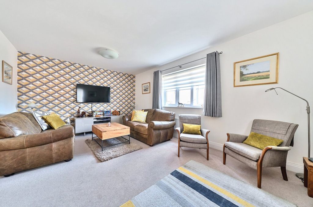 4 bed semi-detached house for salePoppy Corner, Warfield, Berkshire RG42 photo 3