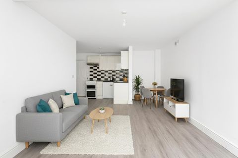 The Pines, Purley CR8