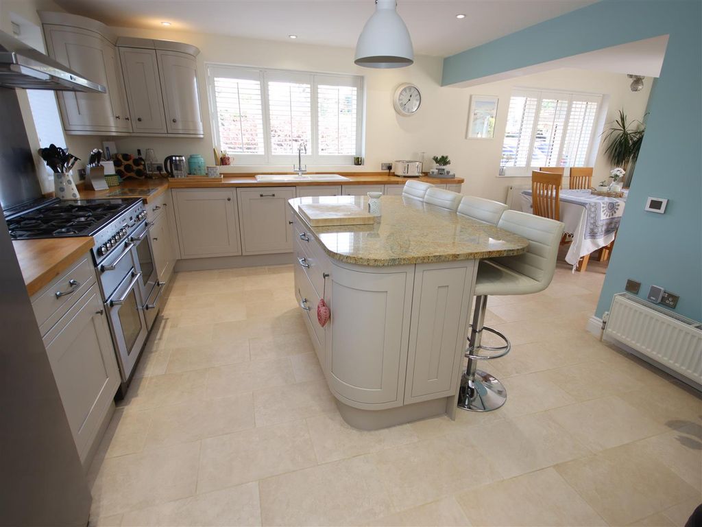 4 bed detached house for saleLansdowne Crescent, Derry Hill SN11 photo 5