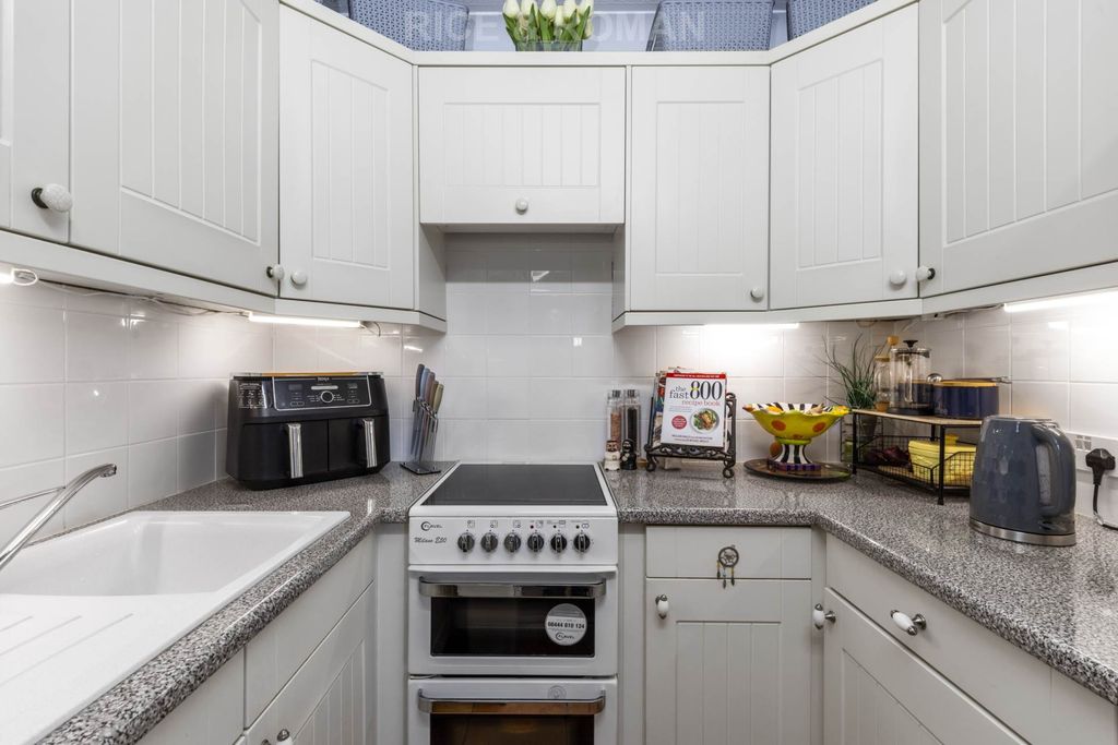 1 bed flat for saleWinterbourne Court, Bracknell RG12 photo 4