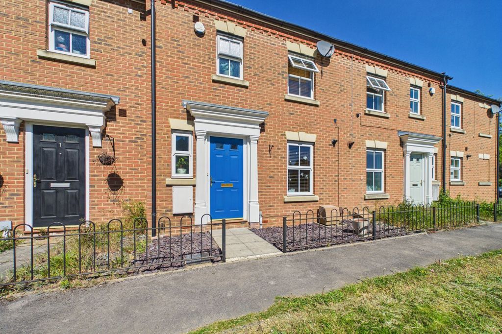 4 bed terraced house for saleSwanley Mews, Broad Lane, Bracknell, Berkshire RG12