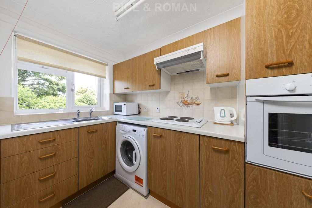 Additional image 5 of 2 bed flat for saleSt Christopher`S Gardens, Ascot SL5