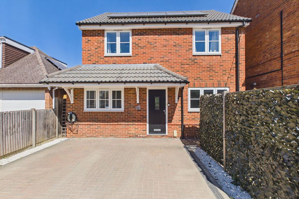 3 bed detached house for saleGreen Lane, Sandhurst, Berkshire GU47