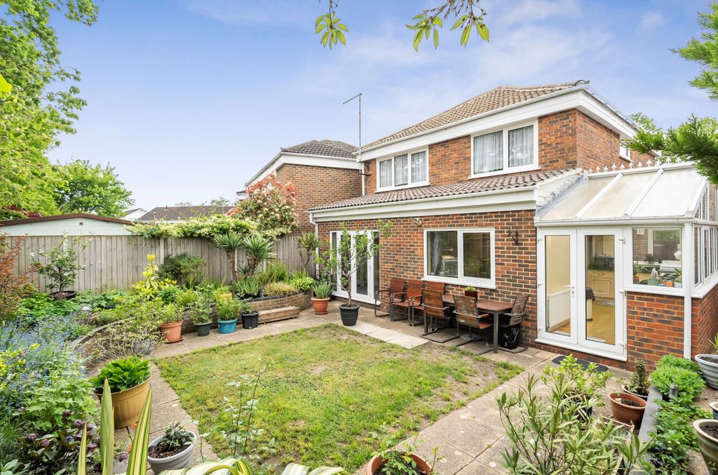4 bed detached house for saleStaplehurst, Bracknell, Berkshire RG12 photo 4