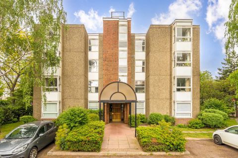 Sullivan Close, Battersea SW11