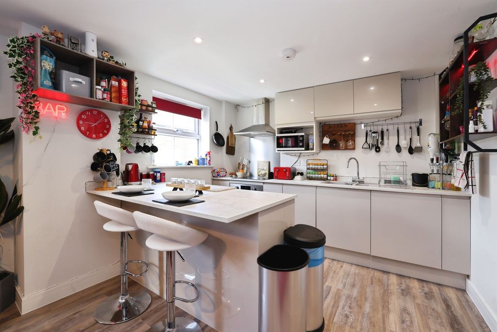 2 bed flat for saleDevizes Road, Salisbury SP2 photo 4