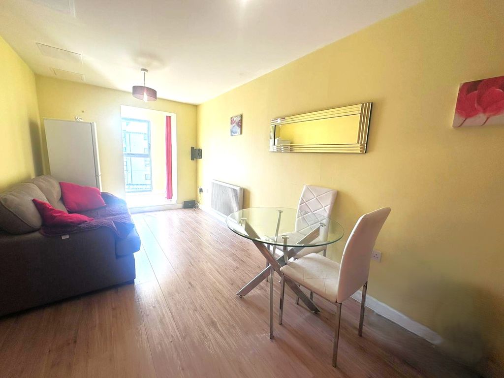 2 bed flat for saleSeacole Crescent, Swindon SN1 photo 4