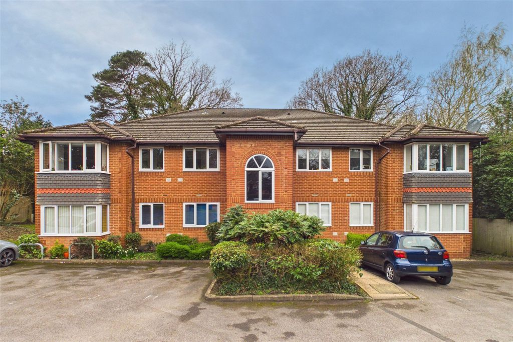2 bed flat for saleBroome Court, Bracknell, Berkshire RG12
