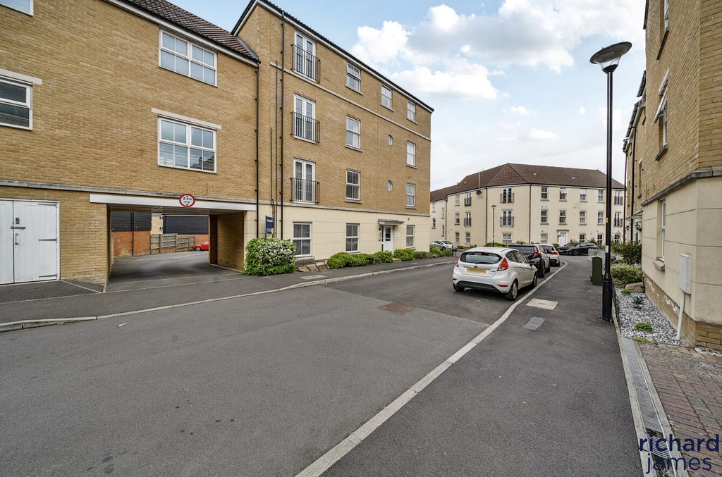 2 bed flat for saleEasdale Street, Swindon SN25