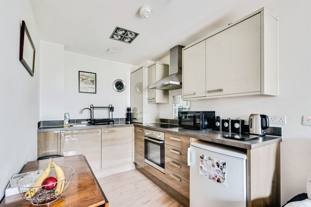 2 bed flat for saleSeacole Crescent, Swindon SN1 photo 2