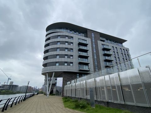 Pomona Strand, Old Trafford M16