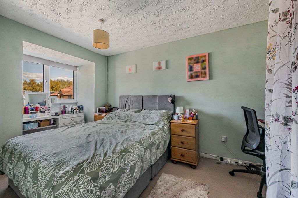 3 bed terraced house for saleMortimer Close, Shaw, Swindon SN5 photo 5
