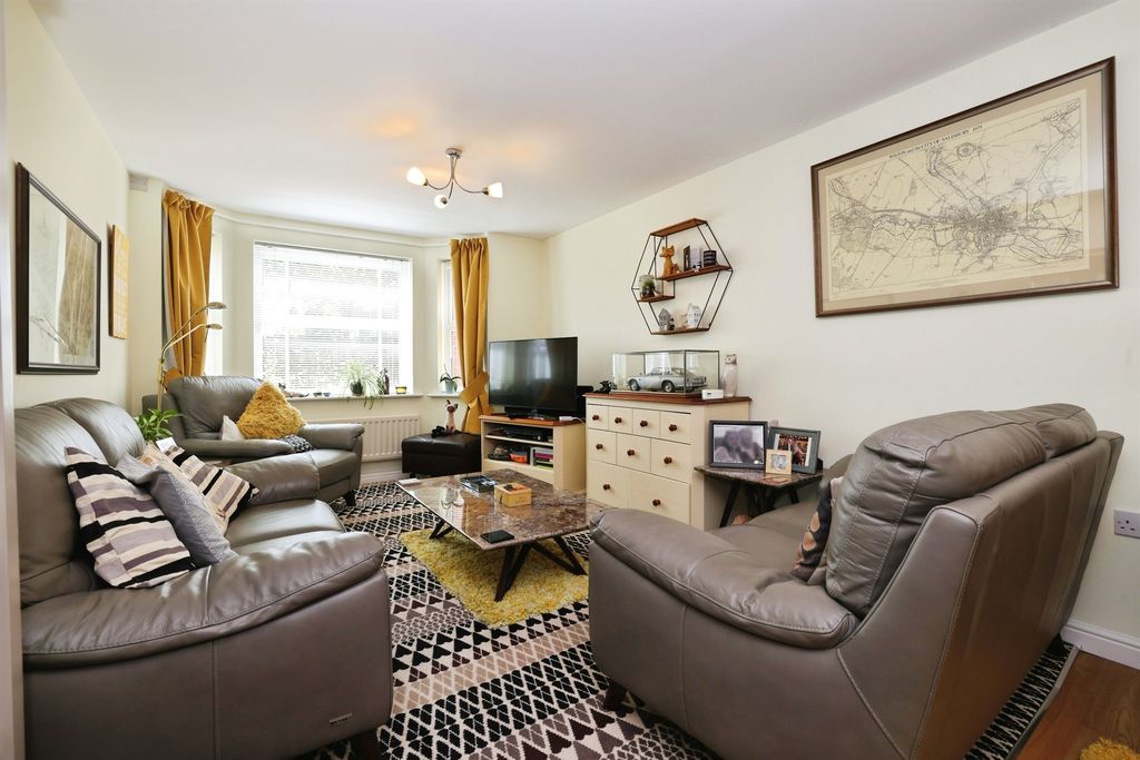 2 bed flat for saleSpire View, Salisbury SP2 photo 2