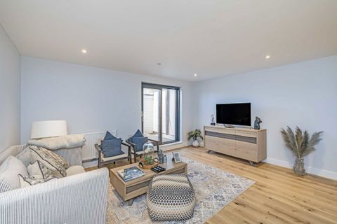 Kingston Road, Wimbledon SW20, New home